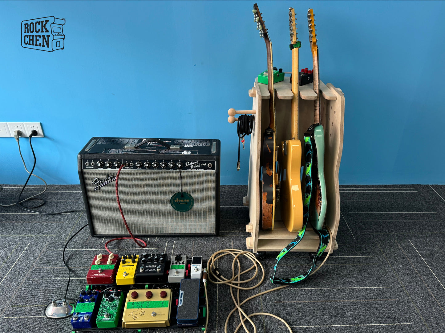 Wooden multi row roller guitar stand